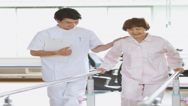 【未経験者向け】介護老人保健施設の一日を公開！リハビリ特化型の仕事内容とは？